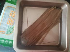 筱面50℃温水浸泡15—20分钟，至无硬芯即可。
