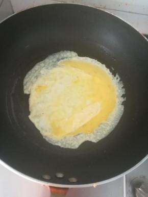 蛋液倒入锅中，煎蛋皮。