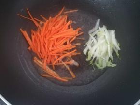 胡萝卜和白菜丝焯水烫熟。