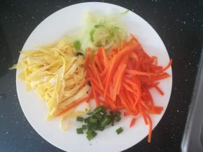 小葱切末小。装盘。