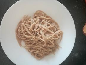 泡好的筱面捞到盘子里。