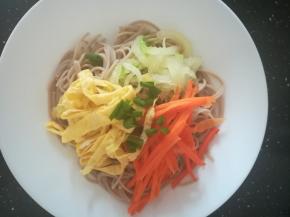 放上白菜丝，胡萝卜丝，蛋皮丝，撒上葱花。