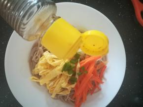 倒入六月鲜和盐调味。