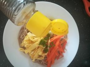 倒入六月鲜和盐调味。