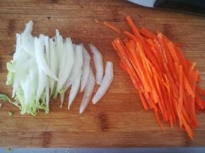 白菜和胡萝卜切丝。