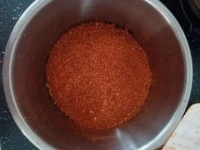放入料理机内打成辣椒面。