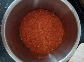 放入料理机内打成辣椒面。