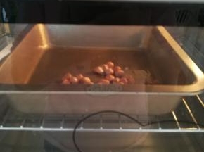 花生拌油，放入烤箱180℃，烤10分钟