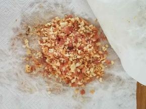 熟花生用厨房纸盖住，压碎。