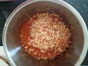 把花生碎倒入辣椒面中，