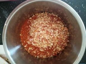 把花生碎倒入辣椒面中，