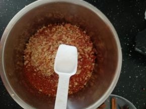 加入食盐。拌匀。