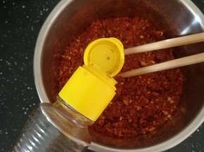 加入一点酱油，湿润一下。这样晚点加油的时候，不会炸黑。