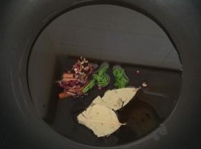 凉油加入各种香料，中小火炸个10分钟左右