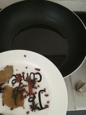 捞出香料，油稍微凉一下。