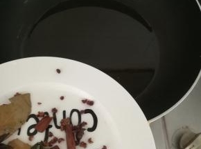 捞出香料，油稍微凉一下。