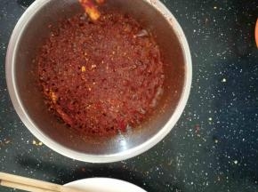 分三次倒入热油。