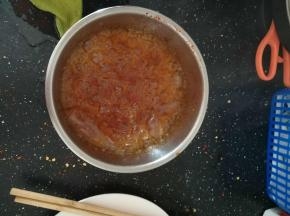 油泼进去的时候，油会翻腾一会，说明油温够的。