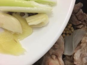 在把蒜、姜、大料、花椒和葱倒入