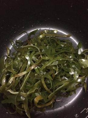 把海带丝放入锅中