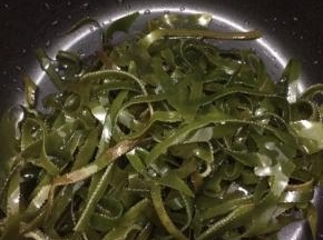 把海带丝放入锅中