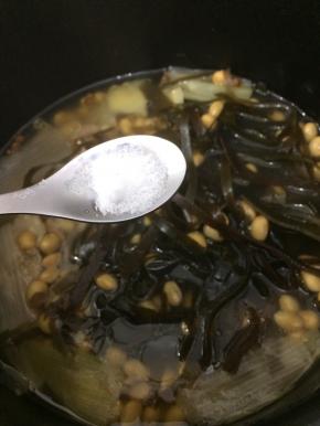 煲好后，等到自动排完气，在打开盖子，在加入适量的盐，在把盖子盖上，焖五分钟左右即可