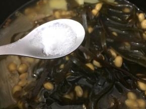 煲好后，等到自动排完气，在打开盖子，在加入适量的盐，在把盖子盖上，焖五分钟左右即可