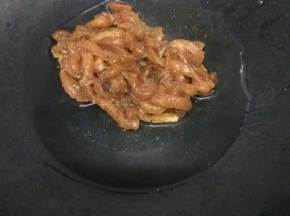 炒锅里加入少许的油烧热后，把腌好的肉丝放入锅中划开
