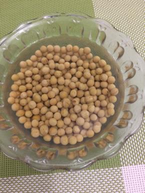 黄豆用水洗干净，浸泡20分钟