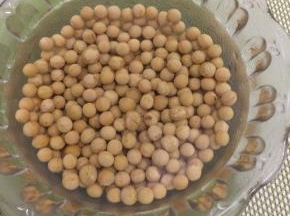 黄豆用水洗干净，浸泡20分钟