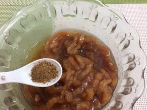 在放入五香粉