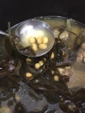 美味可口的海带黄豆大骨头汤做好了，在这寒冷的季节，来一碗即暖胃又暖心