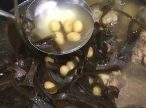 美味可口的海带黄豆大骨头汤做好了，在这寒冷的季节，来一碗即暖胃又暖心