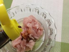 在倒入生抽