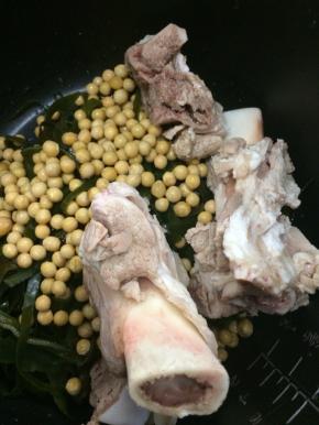 再把到大骨放入锅中