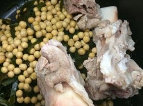 再把到大骨放入锅中