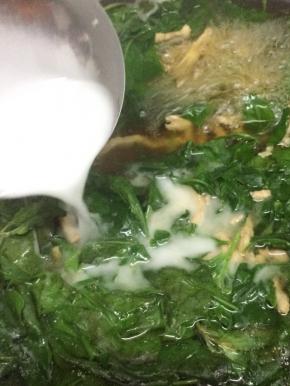 在调好的欠汁均匀的倒入锅中，在煮三分钟左右