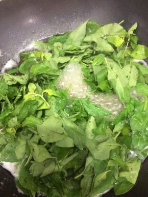 把洗好的枸杞叶放入锅锅中，搅匀均匀，大火煮，等到水再开