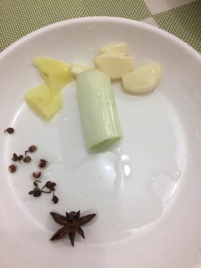 准备大蒜，生姜，花椒和大料