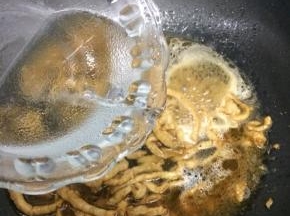 在倒入适量水，大火烧开