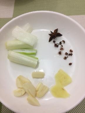 大葱切成长条，蒜用刀拍一下切一刀