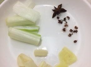 大葱切成长条，蒜用刀拍一下切一刀