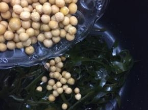 在倒入黄豆