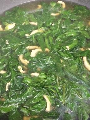 煮好的枸杞叶瘦肉汤