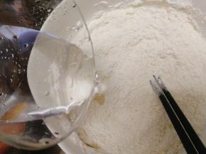 倒入清水，边拌边倒