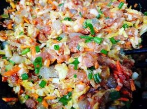 加入馅料里，胡萝卜切丁，香葱切小拌上