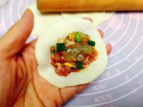 饺子面团搓长条，分几个小剂子，用手压扁再用擀面杖擀成圆形面皮，放上馅料