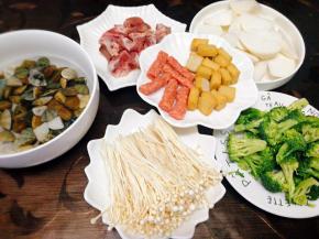 现在我们准备弄汤，材料有：三角贝，金针菇，西兰花，鱼豆腐，肉肠，白萝卜，姜片骨头肉全部准确好