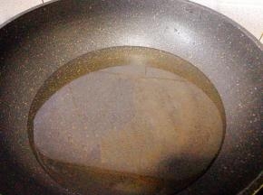 锅里放水烧开