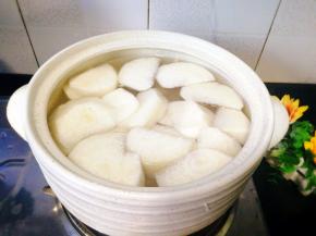 取出蒸笼煲，把骨头肉，姜片，白萝卜，清水，盐放入煲里